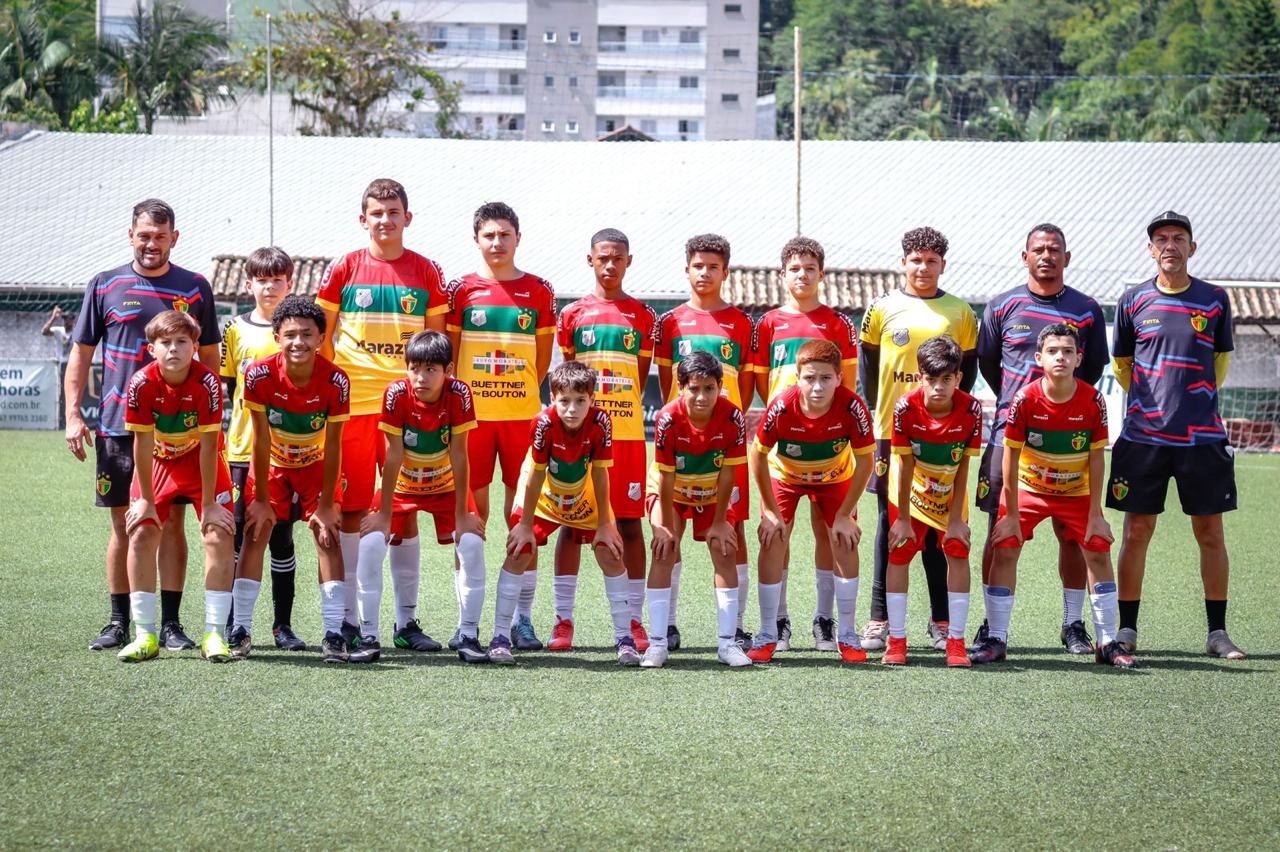 Elenco de base do Brusque FC posicionado para foto oficial