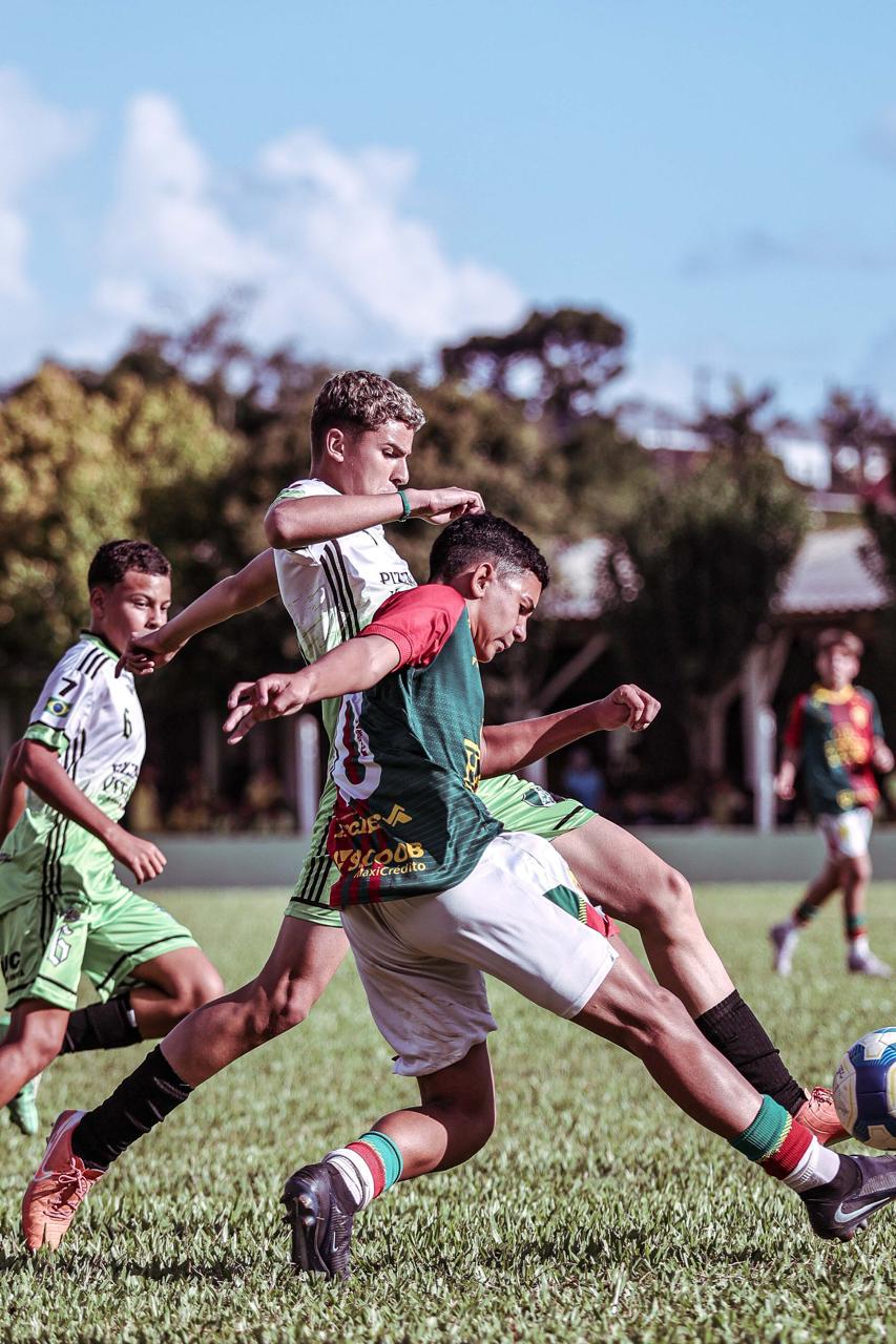 Lance de jogo com atleta do Brusque FC Base protegendo a bola
